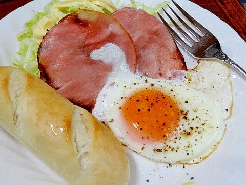 朝のワンプレート☆　「冷凍プチパンとハムエッグ」